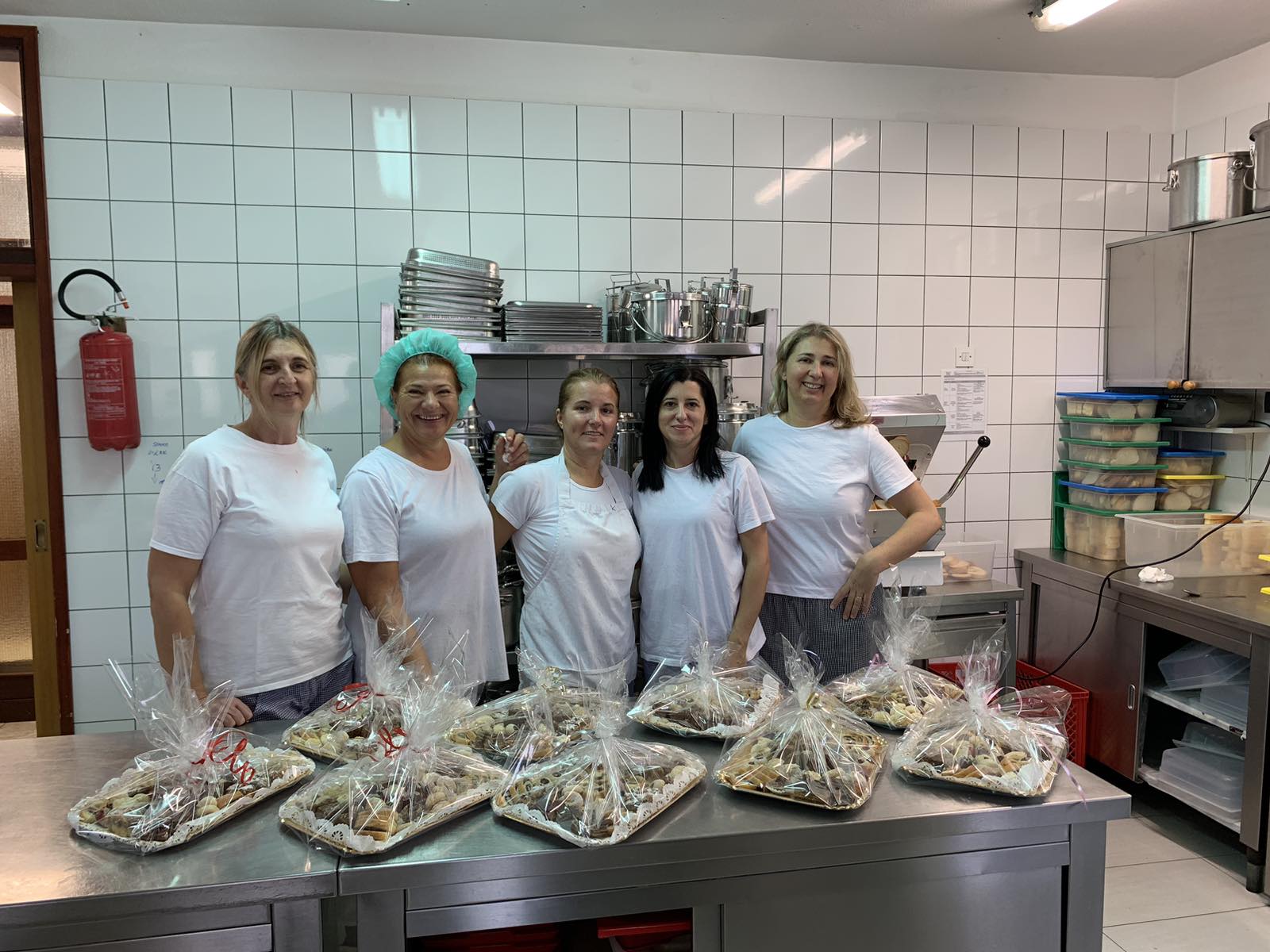 Vrijedne kuharice Dječjeg vrtića Konavle izradile kolače za konferenciju „Rastimo zajedno“ u Dubrovniku